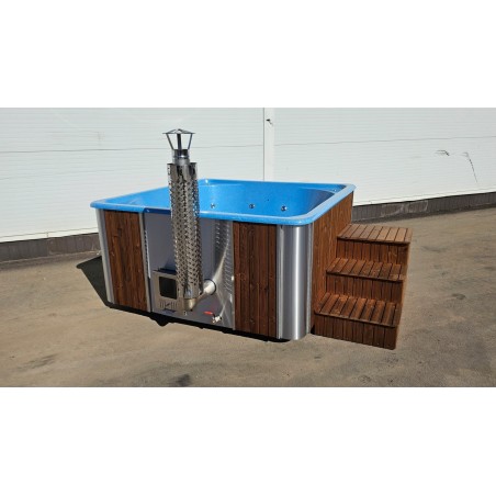 Square fiberglass hot tub with integrated heater