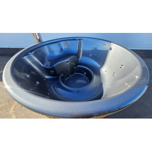 Round fiberglass hot tub with integrated heater