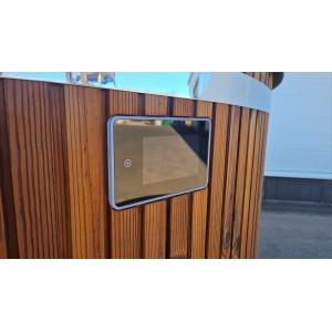 Round fiberglass hot tub with integrated heater